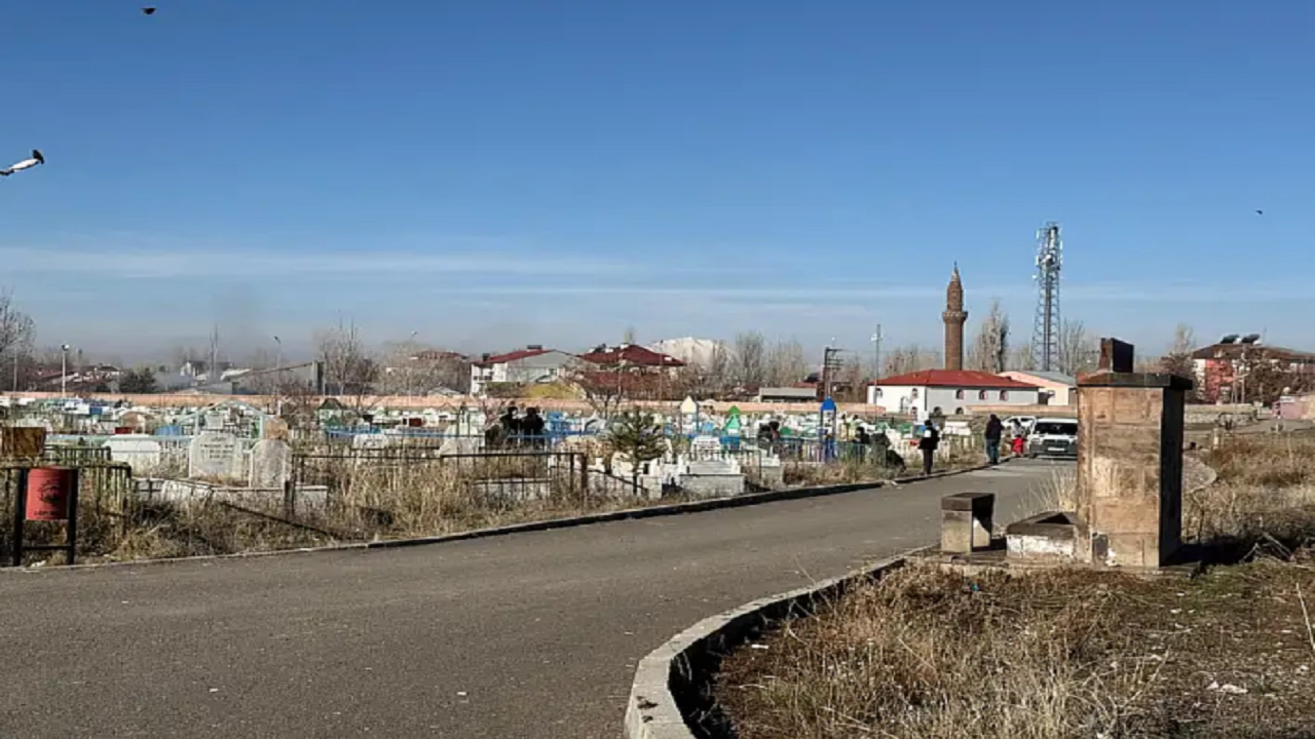 Ağrı’da Mezarlık Ziyaretleri Sessizleşti, Vefa ve Merhamet Yaşatılmaya Devam Ediyor
