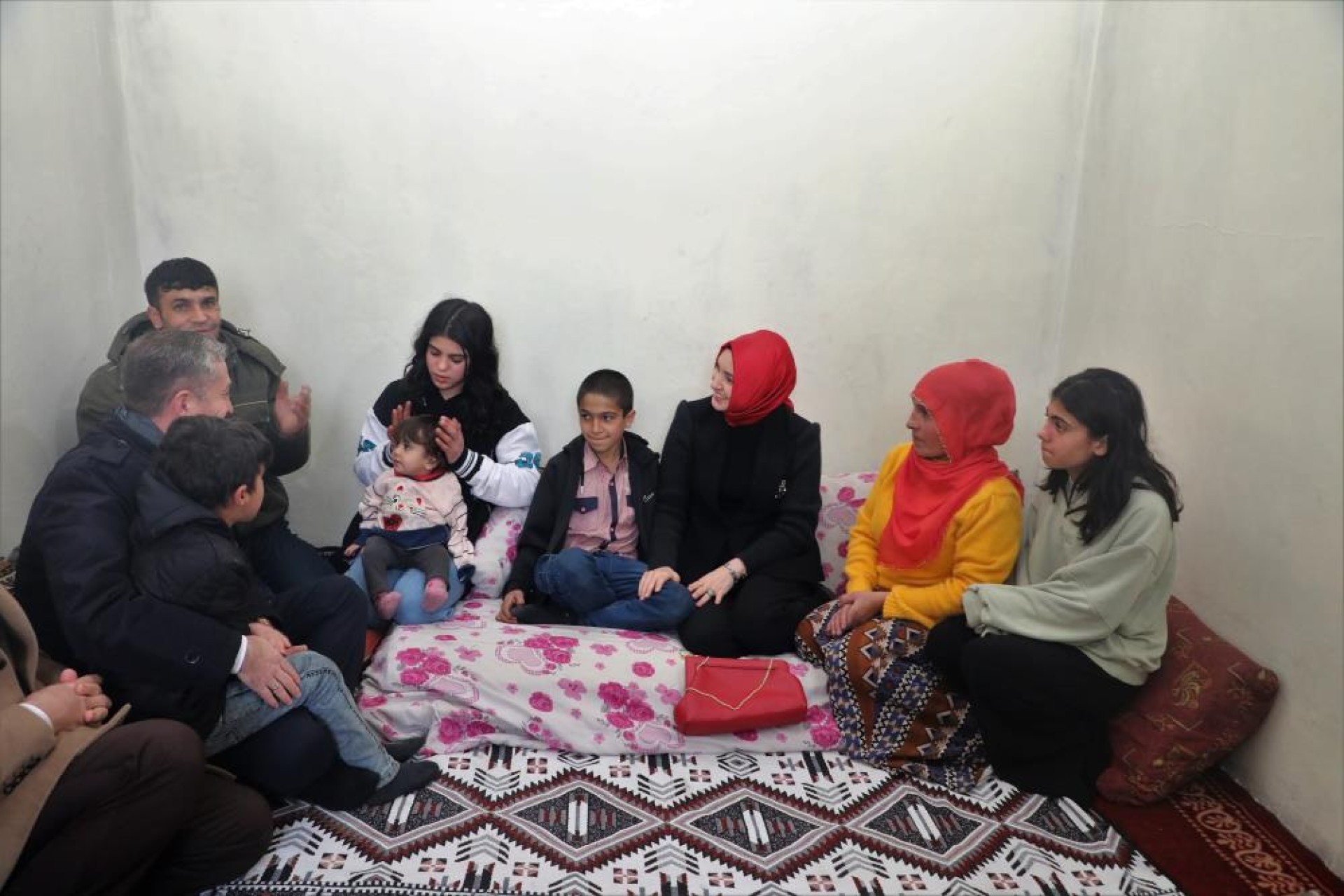 images/news/213/l/Ağrı'da,_Okulum_Beni_Bekler_Projesi_ile_853_çocuk_yeniden_sıralara_oturdu1.jpg