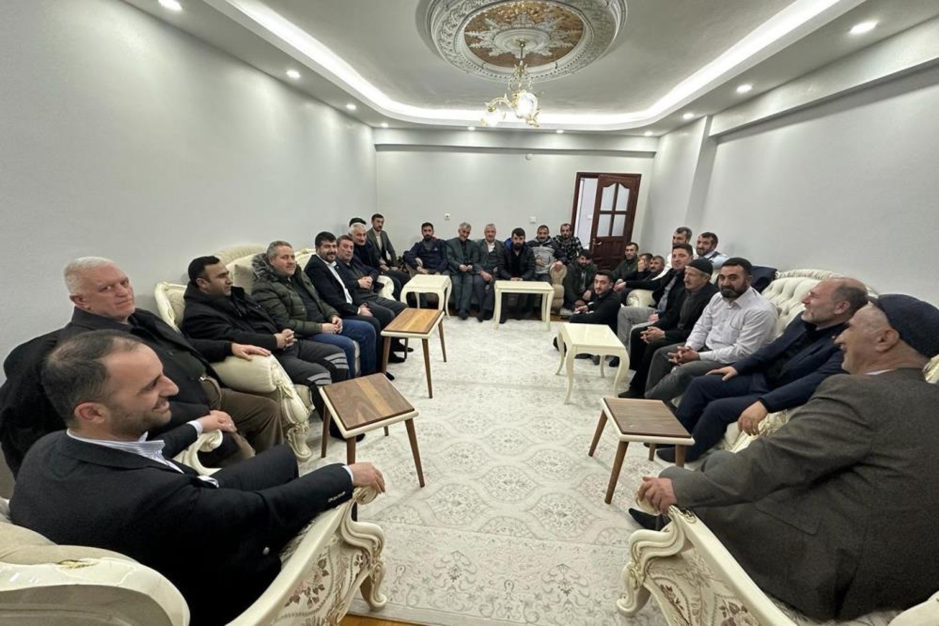 images/news/335/l/HÜDA_PAR_Ağrı_Belediye_Başkan_Adayı_Yılmaz,_temaslarını_sürdürüyor2.jpg