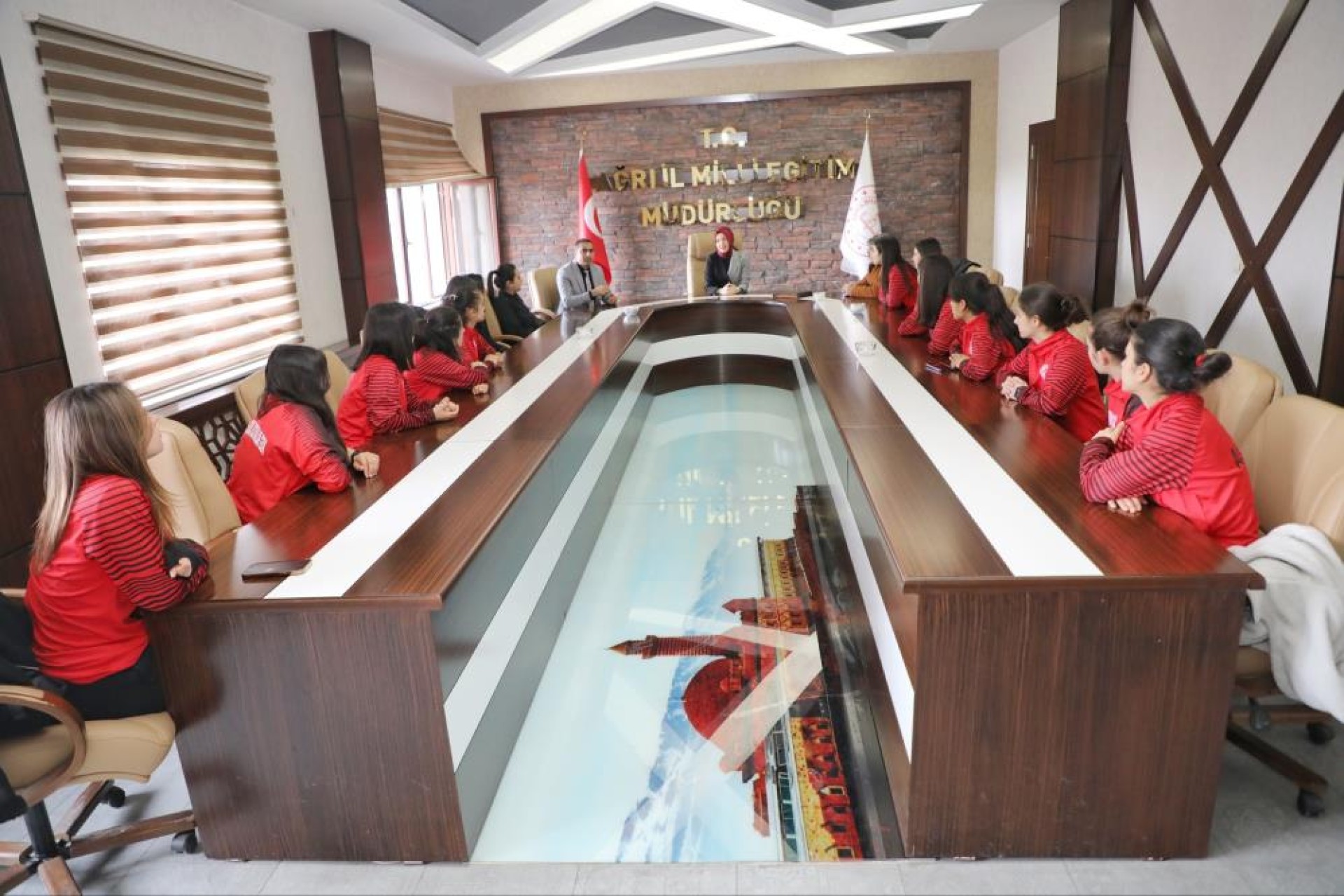 images/news/430/l/Ağrı'da_erken_yaşta_evliliklere_karşı_futbol_oynayan_kızlar_şampiyonluğa_koşuyor3.jpg