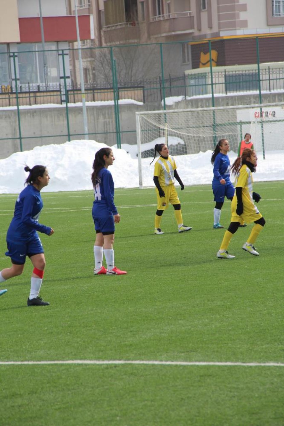 images/news/430/l/Ağrı'da_erken_yaşta_evliliklere_karşı_futbol_oynayan_kızlar_şampiyonluğa_koşuyor6.jpg
