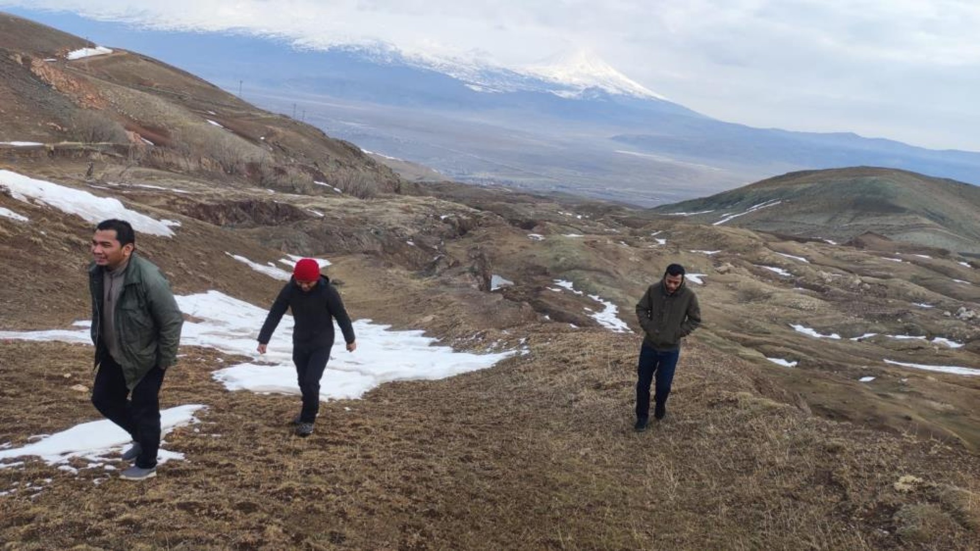 images/news/434/l/Malezyalı_dağcılar,_Nuh’un_Gemisinin_izi_olduğu_iddia_edilen_bölgeyi_ziyaret_etti1.jpg