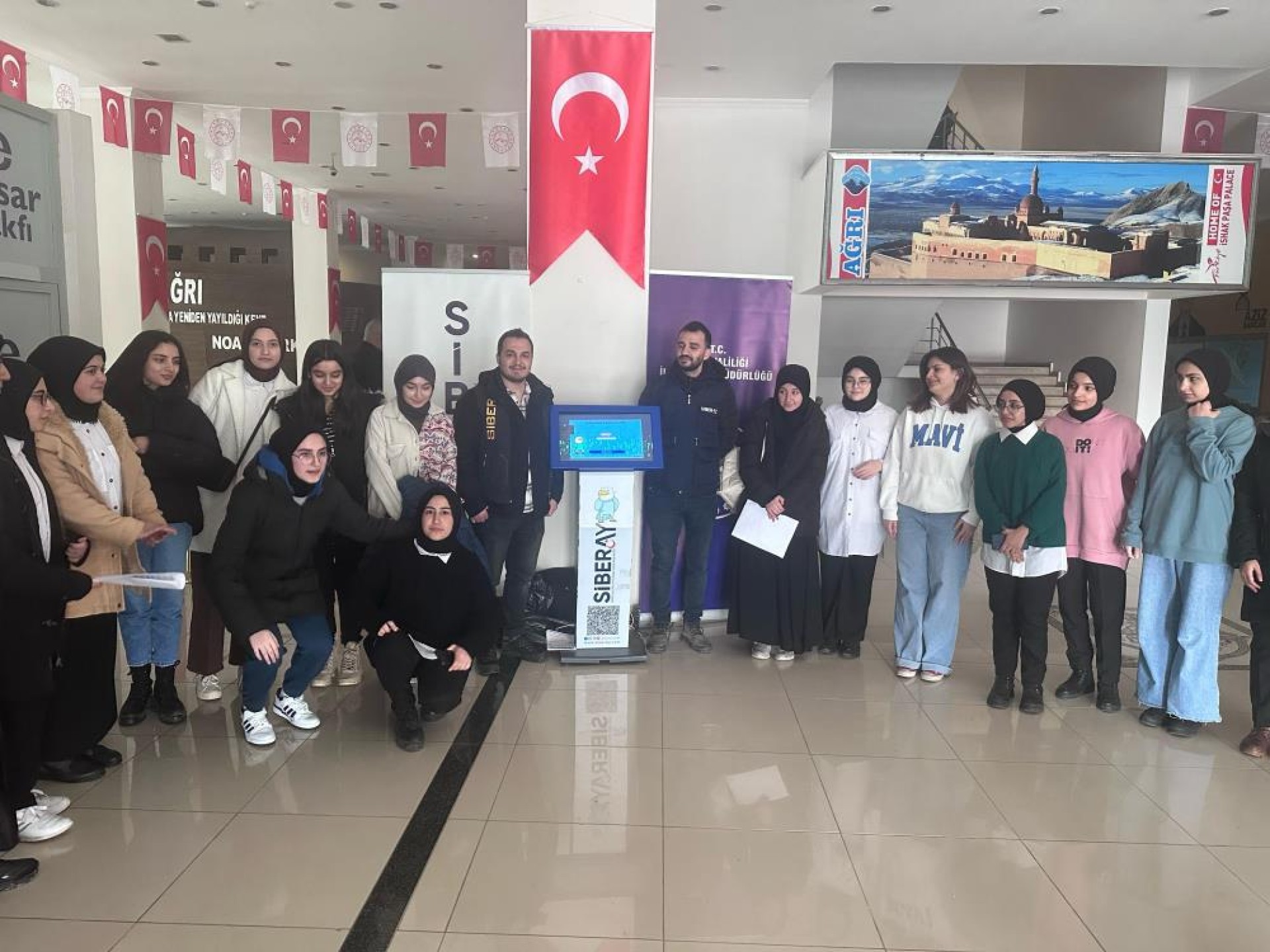 images/news/438/l/Ağrı'da_siber_suçlarla_mücadele_ve_narkotik_bilinçlendirme_etkinlikleri_gerçekleştirildi2_-_Kopya.jpg