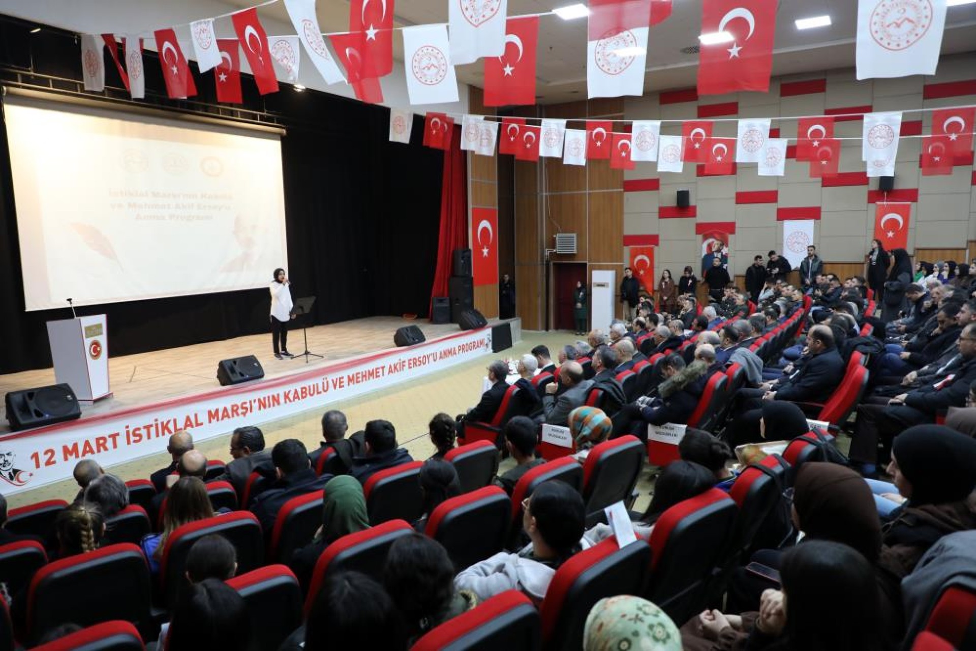 images/news/442/l/Ağrı'da_İstiklal_Marşı’nın_Kabulü_ve_Mehmet_Akif_Ersoy’u_Anma_Günü_kutlandı3.jpg