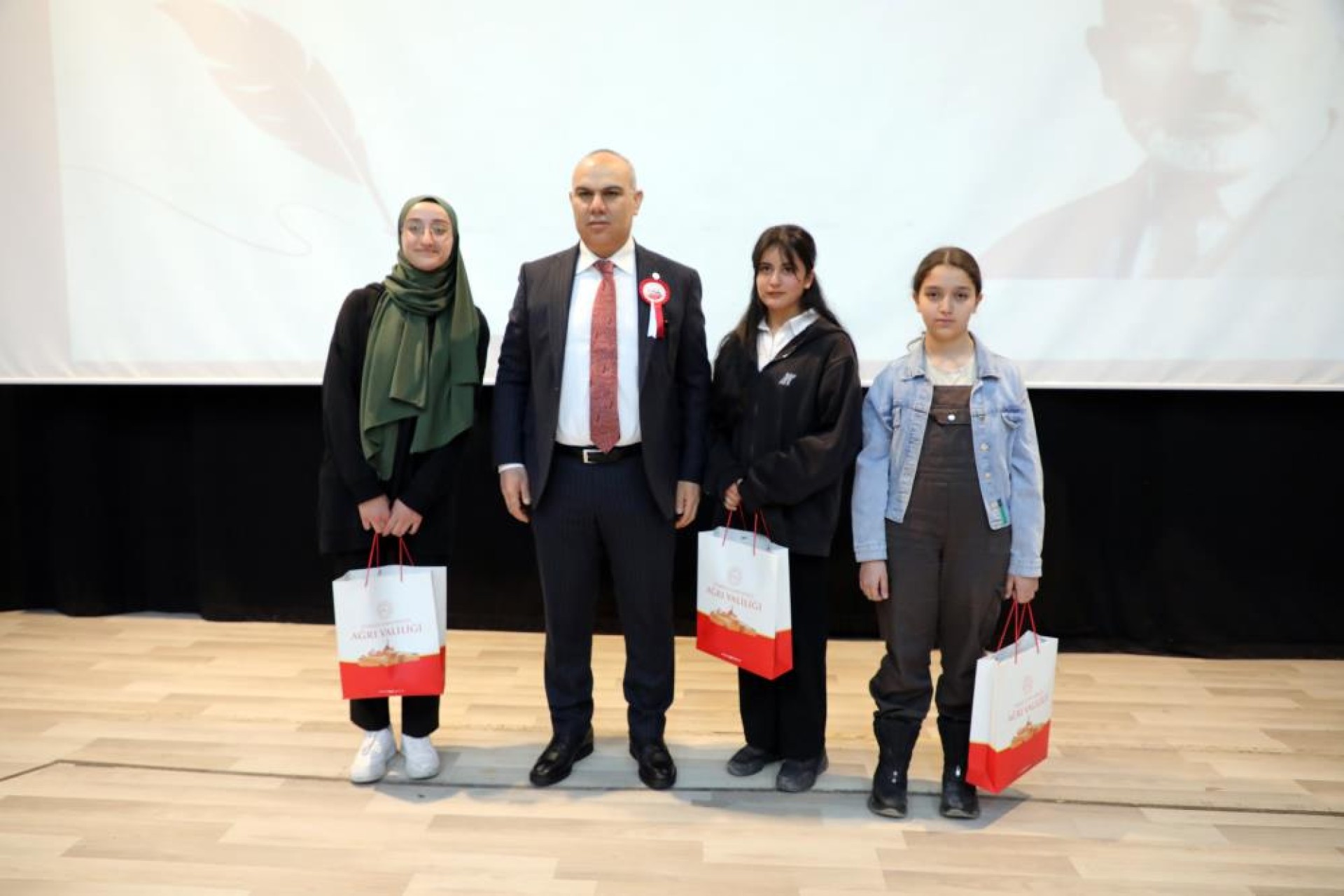 images/news/442/l/Ağrı'da_İstiklal_Marşı’nın_Kabulü_ve_Mehmet_Akif_Ersoy’u_Anma_Günü_kutlandı5.jpg