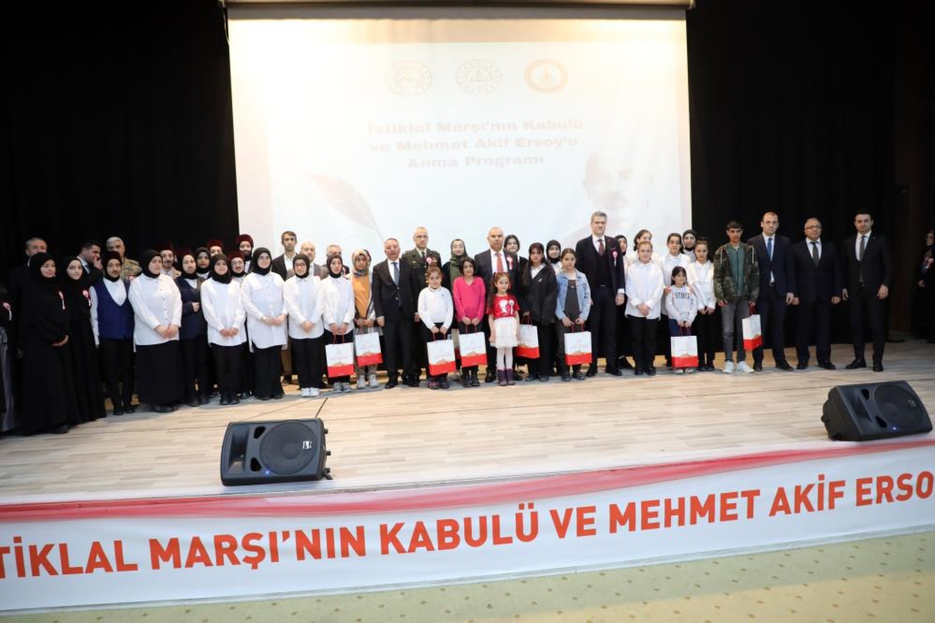 images/news/442/l/Ağrı'da_İstiklal_Marşı’nın_Kabulü_ve_Mehmet_Akif_Ersoy’u_Anma_Günü_kutlandı6.jpg