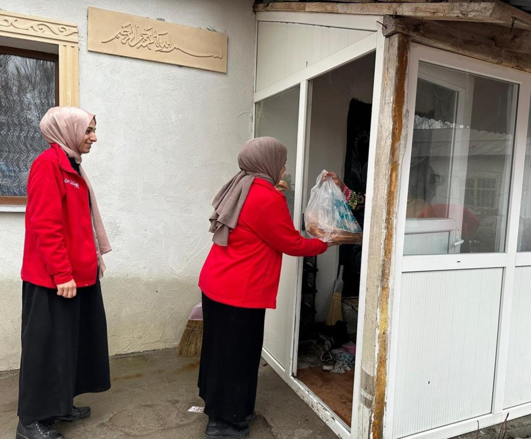 images/news/457/l/Ağrı’da_“Bir_sınıf_Bir_Koli”_projesi_ile_iftar_sofraları_doluyor2.jpg