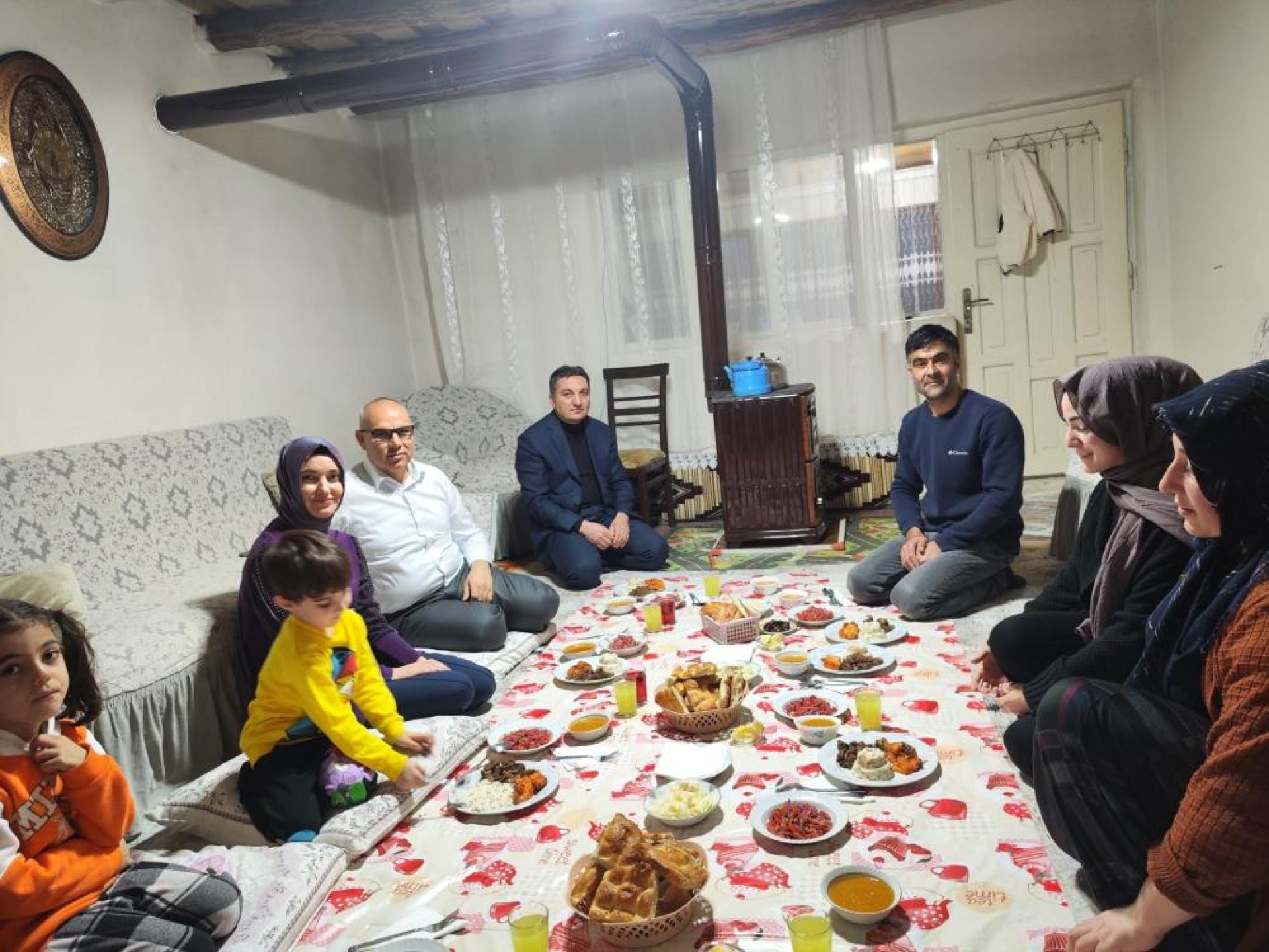 images/news/472/l/Vali_Koç_ve_eşi,_Polat_ailesinin_iftar_sofrasına_konuk_oldular1.jpg