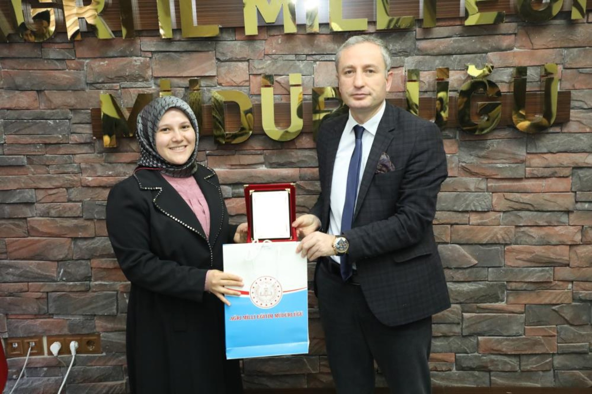 images/news/482/l/Ağrı_Milli_Eğitim_Müdürü_Kökrek,_TÜBİTAK_Yarışmasında_dereceye_giren_gençleri_ödüllendirdi2.jpg