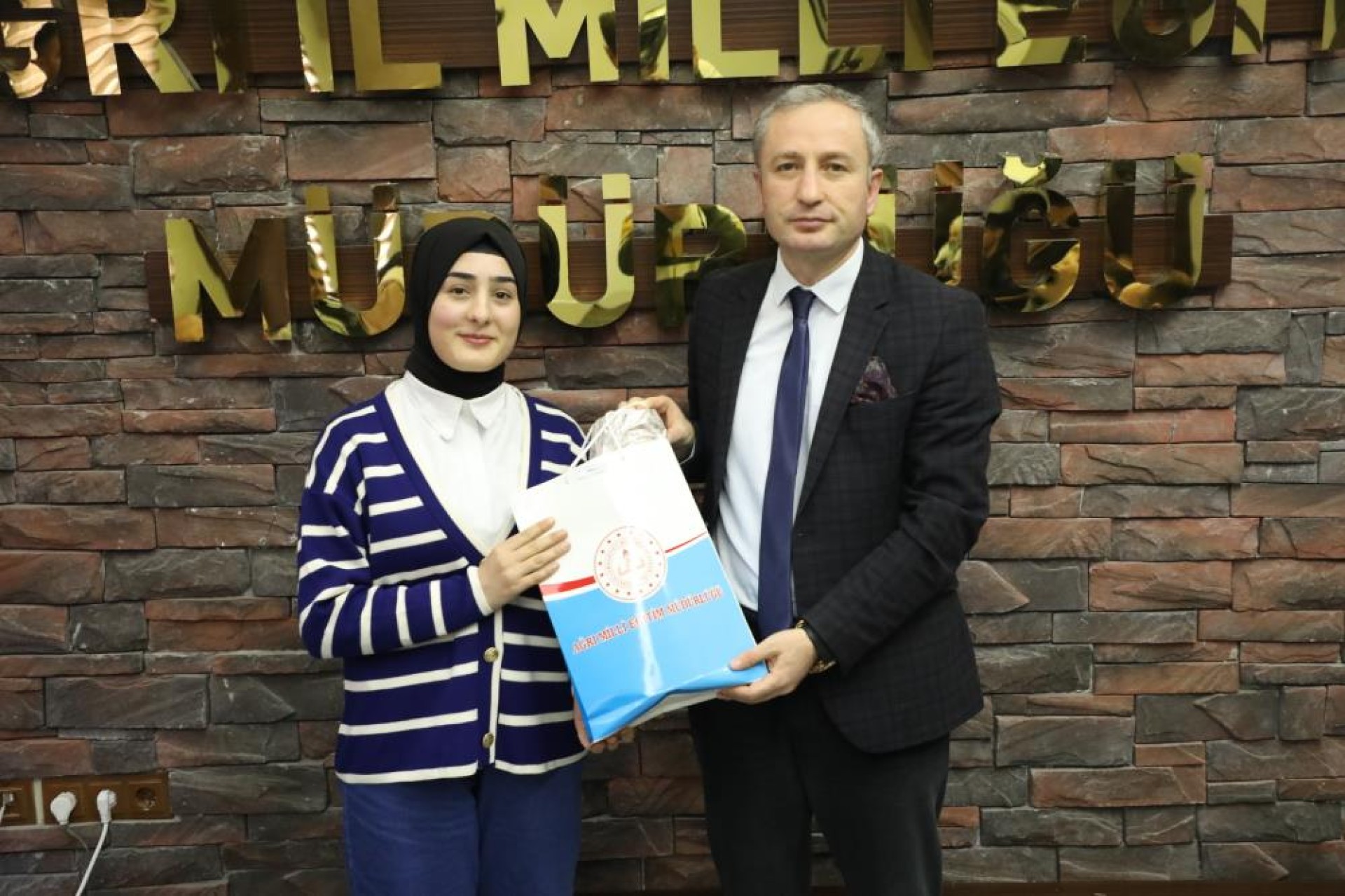 images/news/482/l/Ağrı_Milli_Eğitim_Müdürü_Kökrek,_TÜBİTAK_Yarışmasında_dereceye_giren_gençleri_ödüllendirdi3.jpg