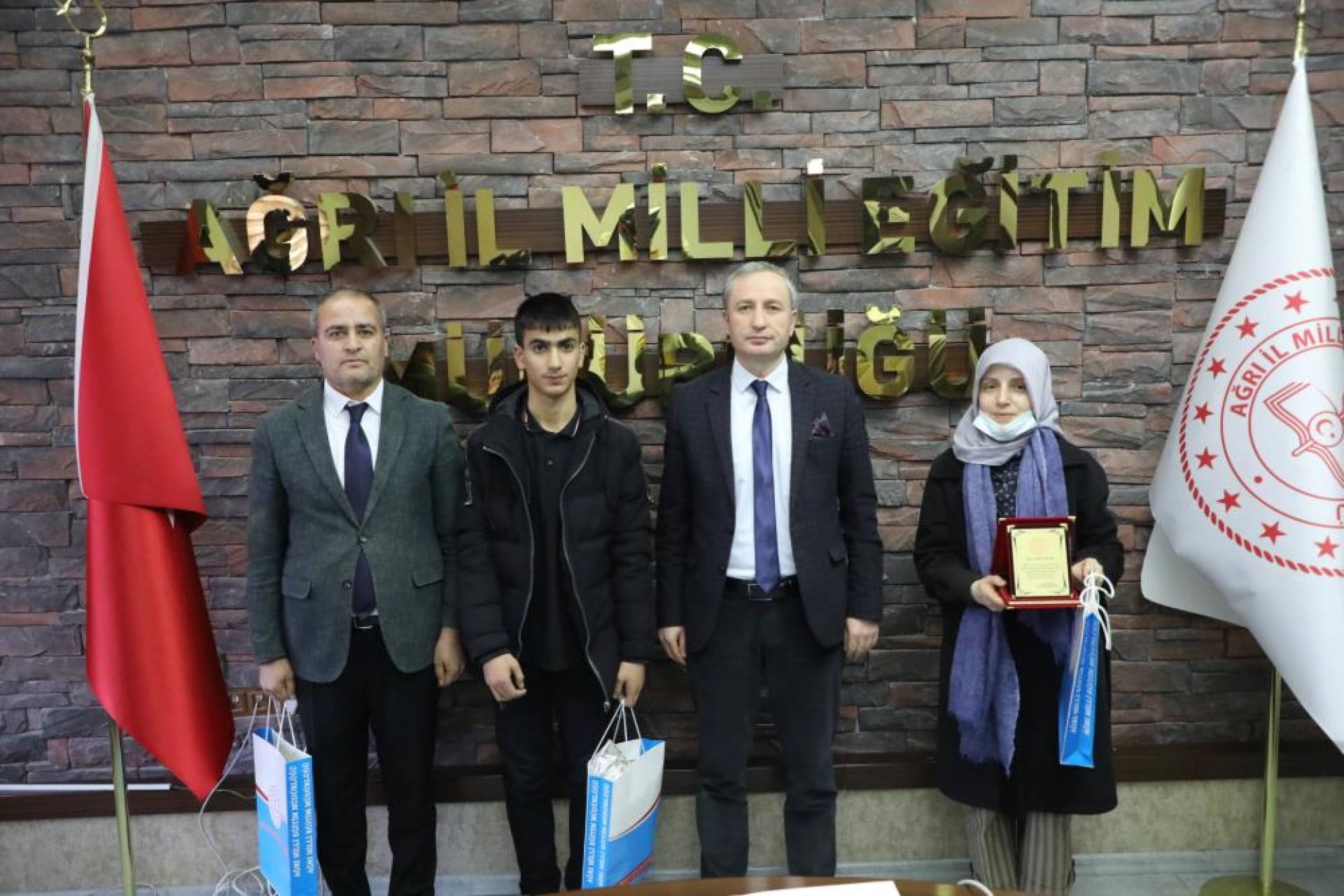images/news/482/l/Ağrı_Milli_Eğitim_Müdürü_Kökrek,_TÜBİTAK_Yarışmasında_dereceye_giren_gençleri_ödüllendirdi4.jpg