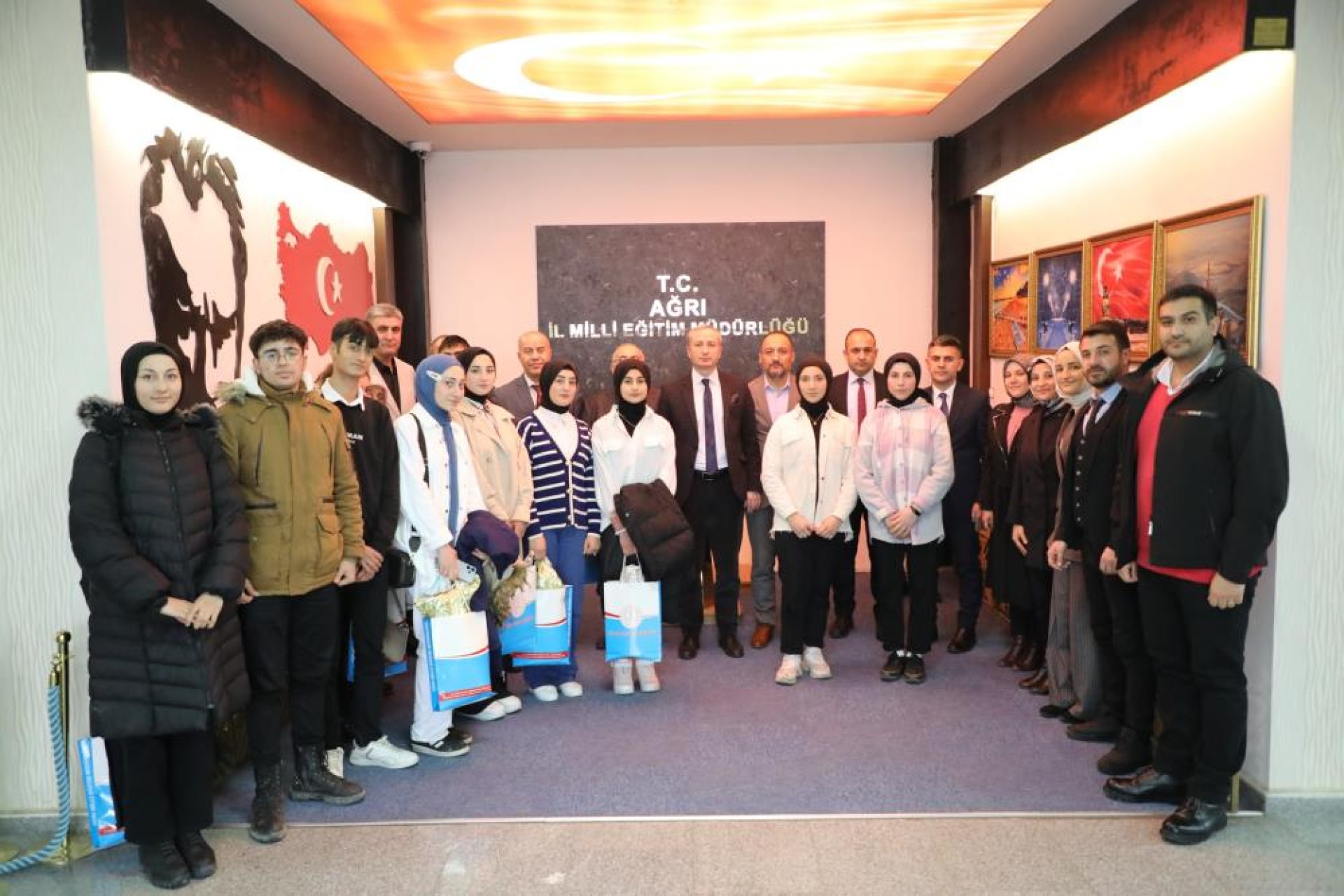 images/news/482/l/Ağrı_Milli_Eğitim_Müdürü_Kökrek,_TÜBİTAK_Yarışmasında_dereceye_giren_gençleri_ödüllendirdi5.jpg