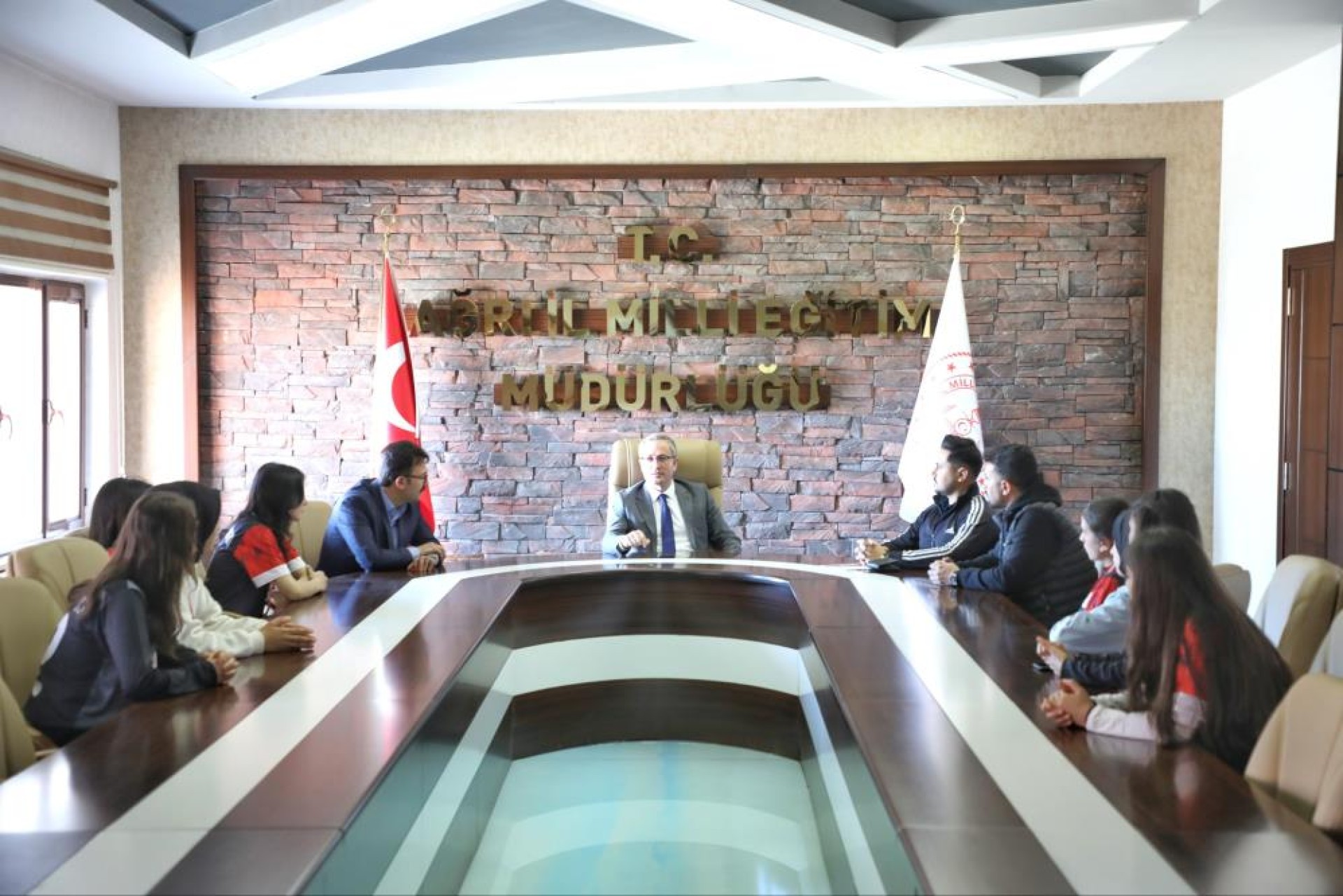 images/news/529/l/Ağrı_Milli_Eğitim_Müdürü_Kökrek,_Türkiye_Yarı_Finallerine_gidecek_takımı_tebrik_etti1.jpg