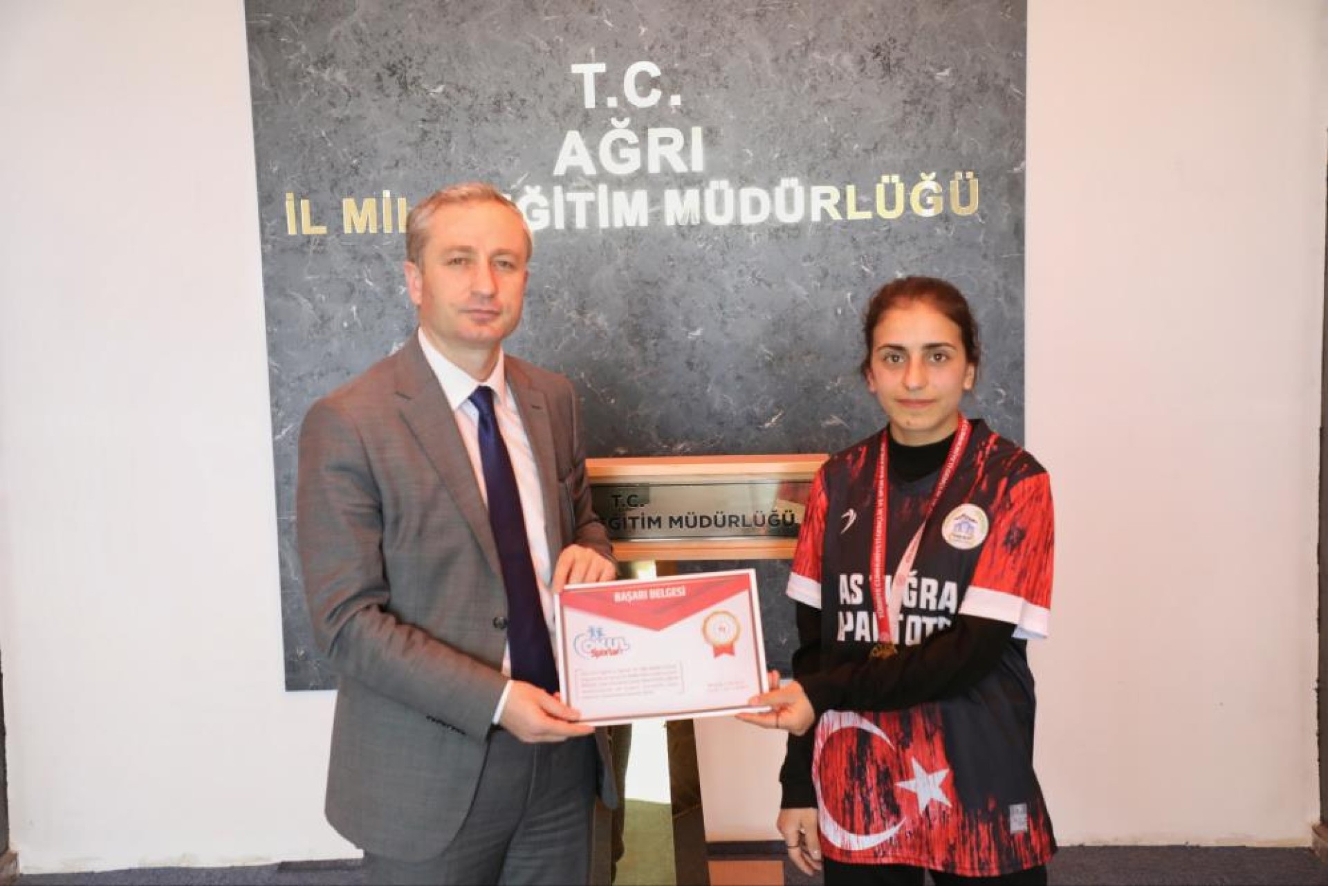 images/news/529/l/Ağrı_Milli_Eğitim_Müdürü_Kökrek,_Türkiye_Yarı_Finallerine_gidecek_takımı_tebrik_etti4.jpg