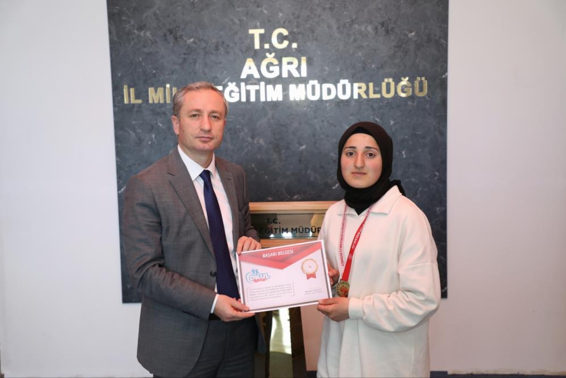 images/news/529/l/Ağrı_Milli_Eğitim_Müdürü_Kökrek,_Türkiye_Yarı_Finallerine_gidecek_takımı_tebrik_etti5.jpg