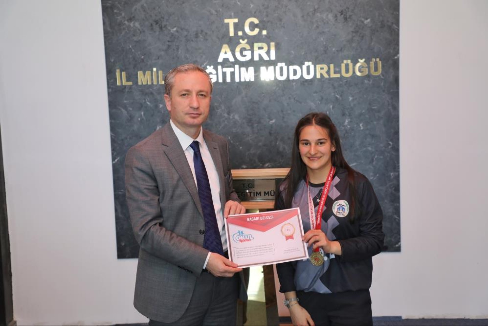images/news/529/l/Ağrı_Milli_Eğitim_Müdürü_Kökrek,_Türkiye_Yarı_Finallerine_gidecek_takımı_tebrik_etti6.jpg