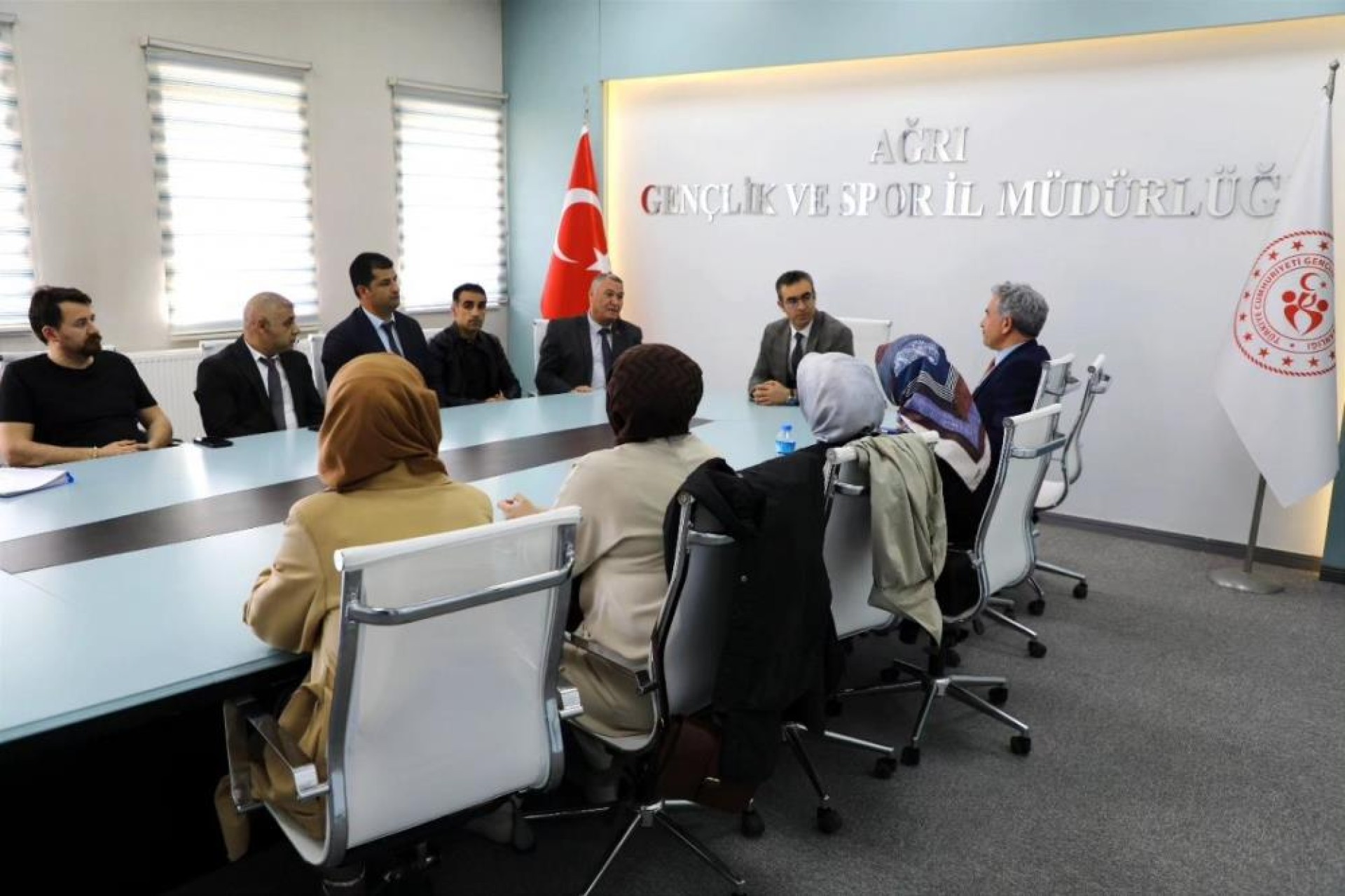 images/news/592/l/Ağrı_Gençlik_ve_Spor_İl_Müdürü_Din,_yurt_müdürleri_ile_buluştu2.jpg