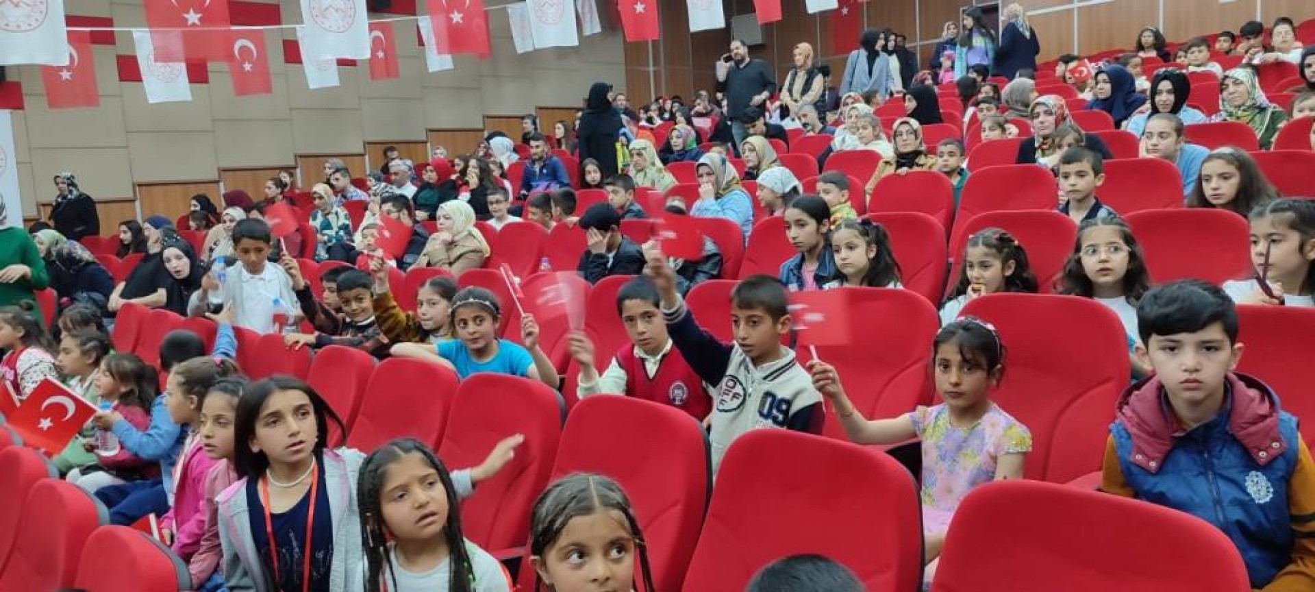 images/news/599/l/Ağrı'da_ilk_defa_sinemaya_giden_çocuklar_unutulmaz_bir_23_Nisan_yaşadı2.jpg