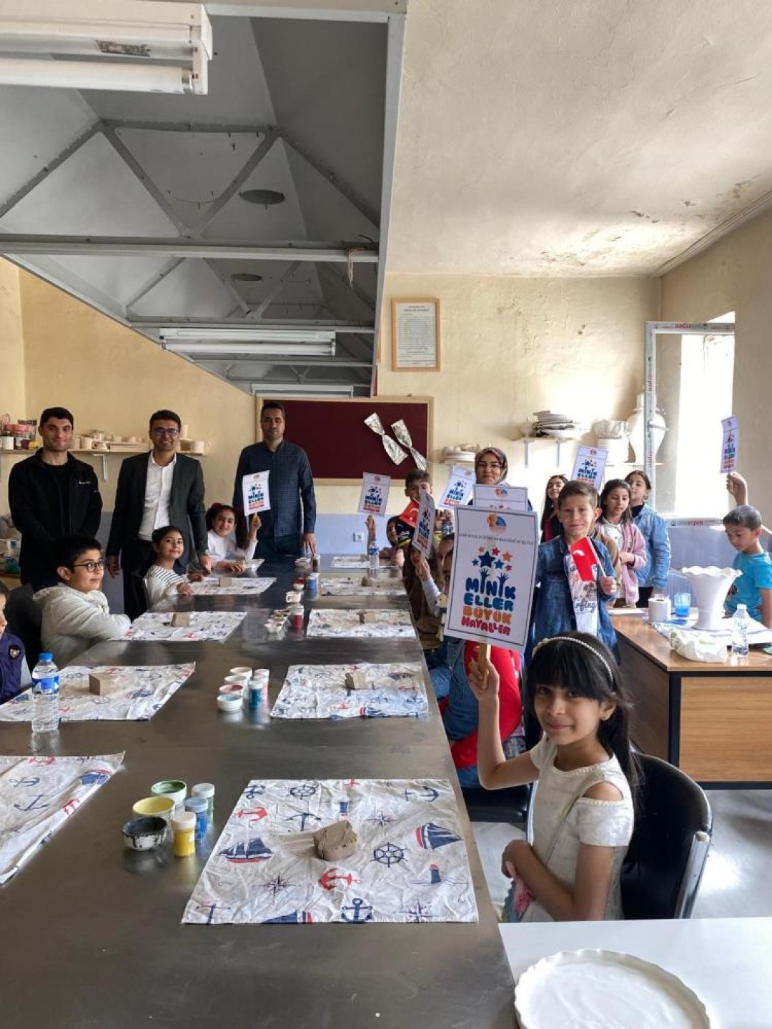 images/news/609/l/Ağrı'da_çocuklar_Minik_Eller,_Büyük_Hayaller_ile_el_sanatlarına_uzanıyor2.jpg