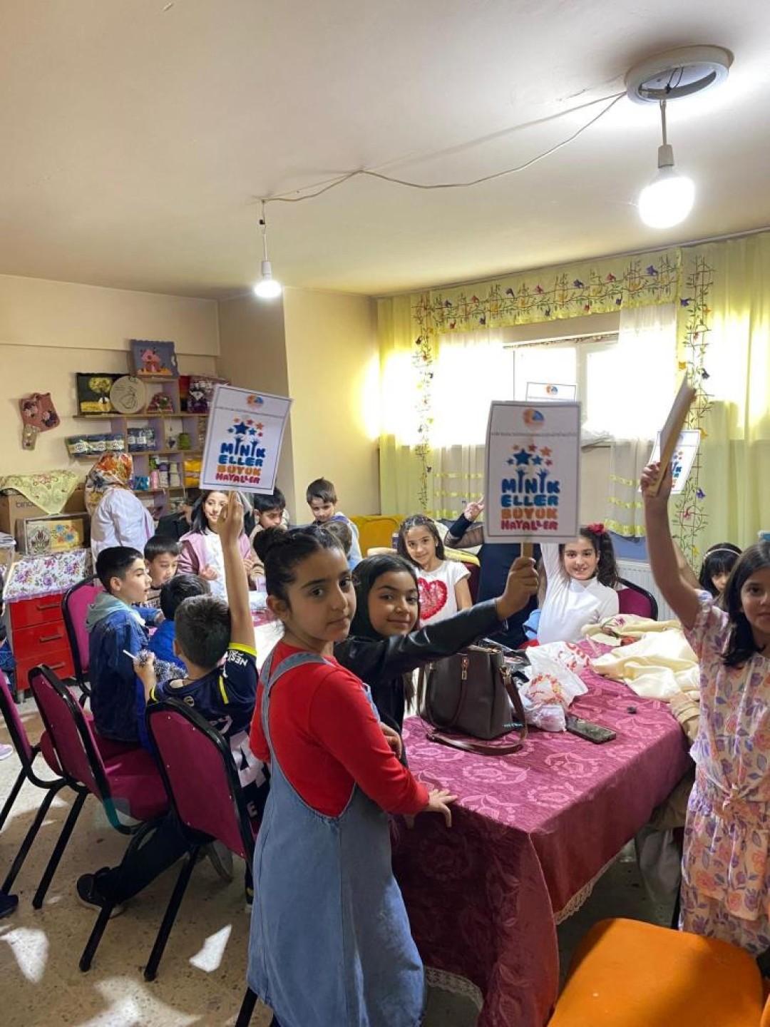 images/news/609/l/Ağrı'da_çocuklar_Minik_Eller,_Büyük_Hayaller_ile_el_sanatlarına_uzanıyor3.jpg