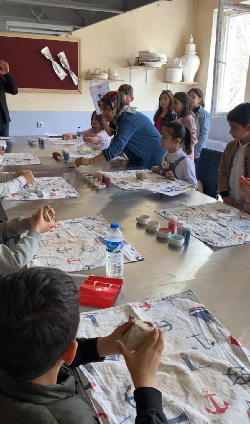 images/news/609/l/Ağrı'da_çocuklar_Minik_Eller,_Büyük_Hayaller_ile_el_sanatlarına_uzanıyor5.jpg