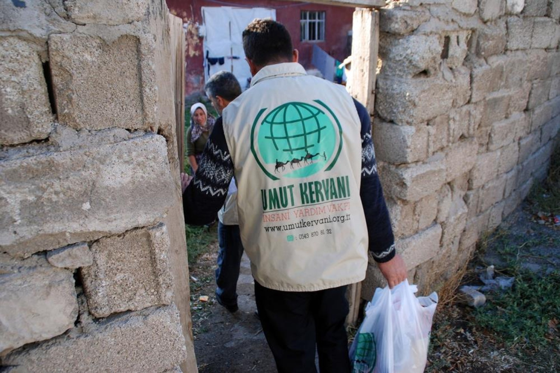 images/news/622/l/Ağrı_Umut_Kervanı_Derneği,_ihtiyaç_sahibine_aileleri_yalnız_bırakmıyor6.jpg