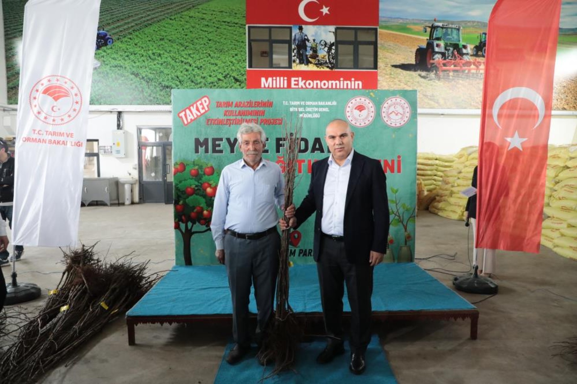 images/news/628/l/Ağrı’da_meyve_yetiştiriciliğinin_yaygınlaştırılması_için_28_bin_800_adet_meyve_fidanı_dağıtıldı2.jpg