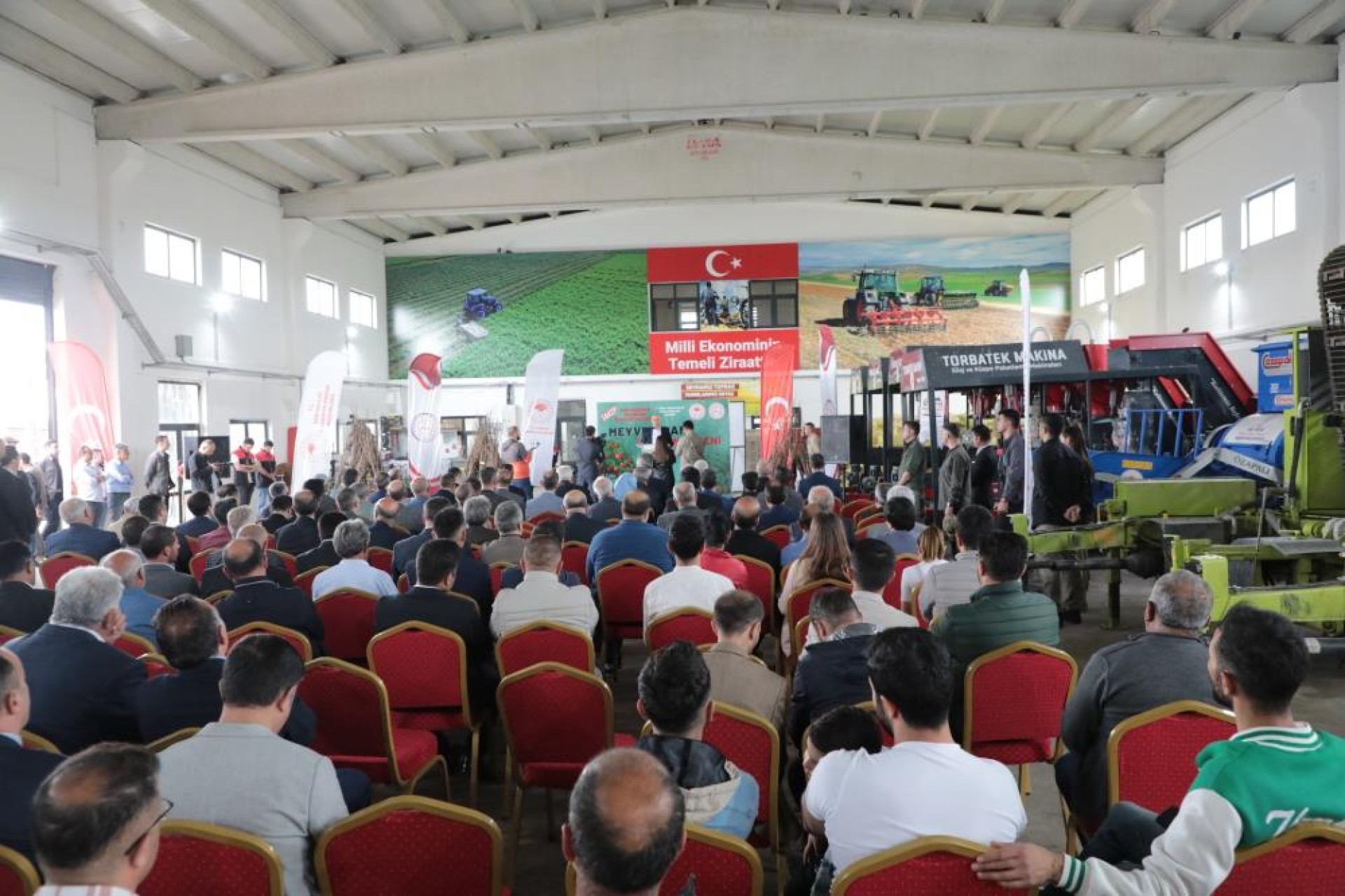 images/news/628/l/Ağrı’da_meyve_yetiştiriciliğinin_yaygınlaştırılması_için_28_bin_800_adet_meyve_fidanı_dağıtıldı3.jpg