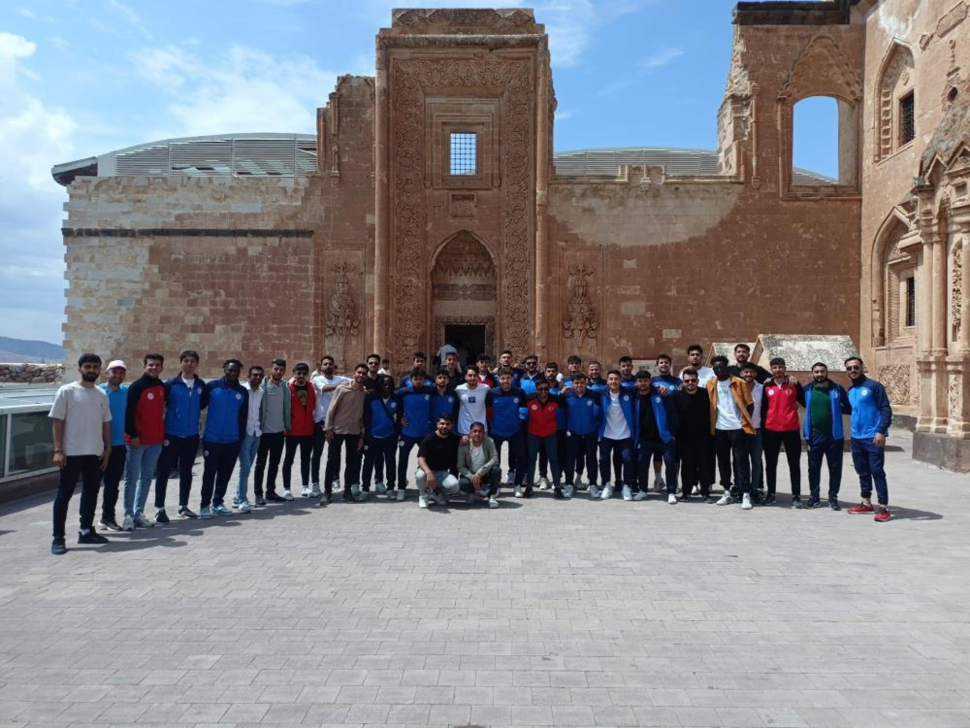 images/news/639/l/Misafir_sporcu_öğrenciler,_İshak_Paşa_Sarayı'nda_tarihe_yolculuk_yaptı1.jpg