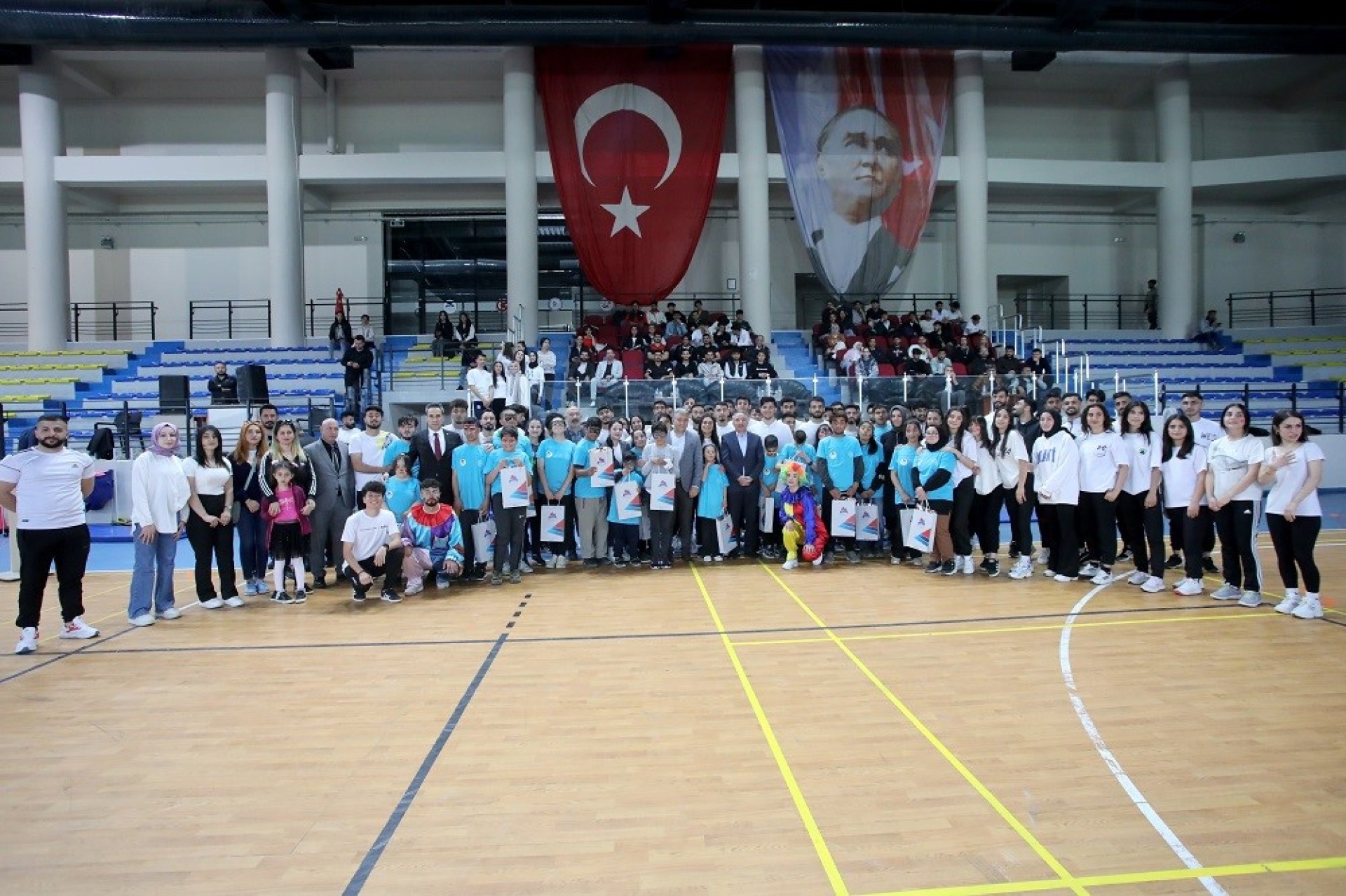images/news/655/l/Prof._Dr._Karabulut_Asıl_engelli_fiziksel_olanlar_değil,_düşünce_dünyasındaki_engelleri_aşamayanlardır6.jpg