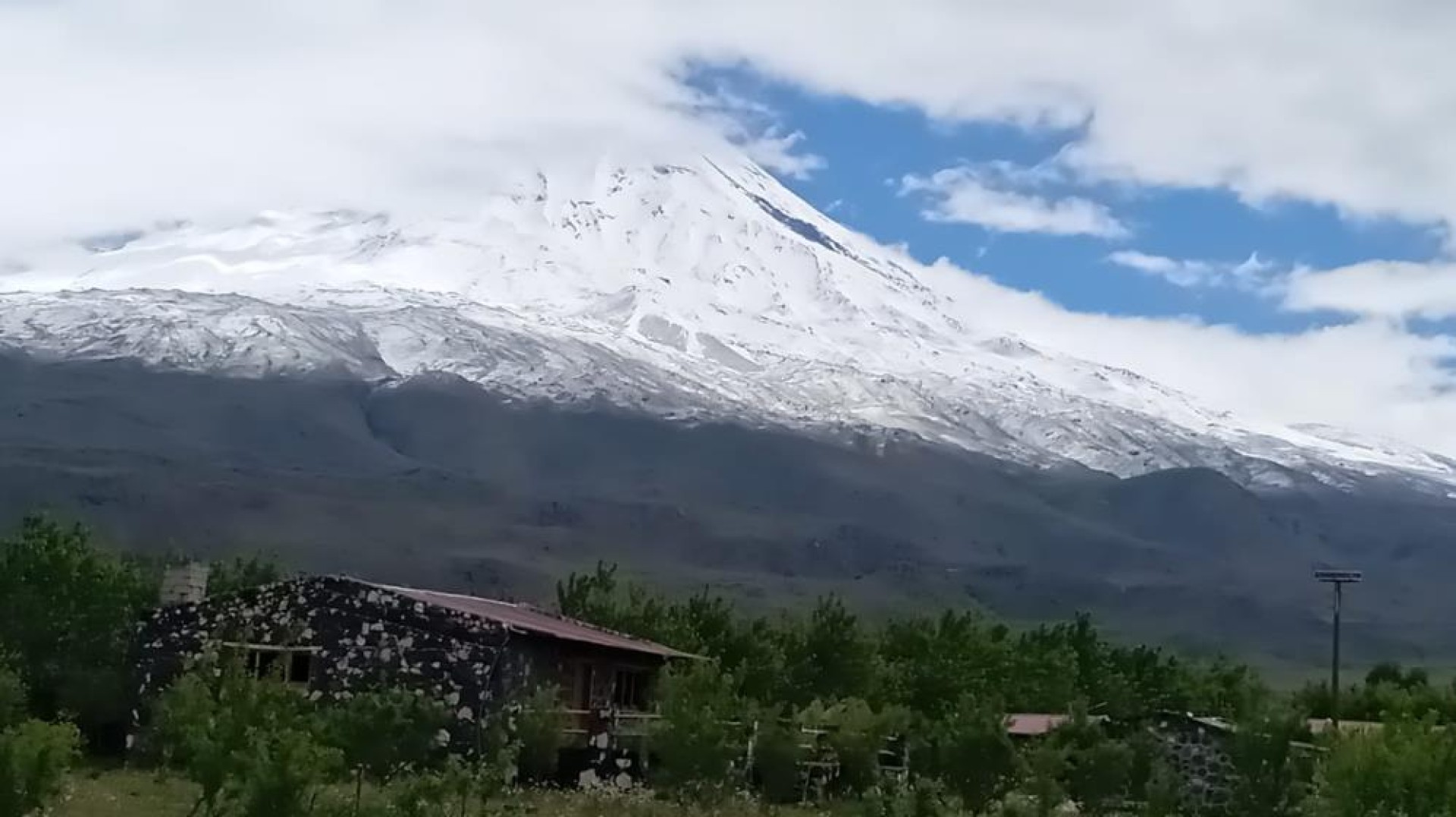 images/news/669/l/Doğubayazıt'ta_5_bin_meyve_ağacının_bulunduğu_bahçe_bungalov_evleri_ile_turistleri_ağırlıyor4.jpg