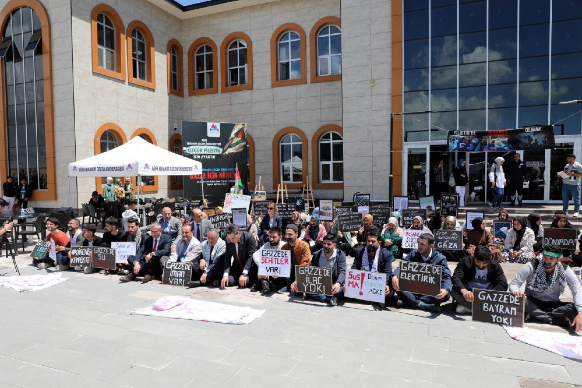images/news/708/l/Ağrı'da_Gazze'ye_destek_oturma_eylemine_Milli_Eğitim_Müdürü_Kökrek_destek_verdi1.jpg