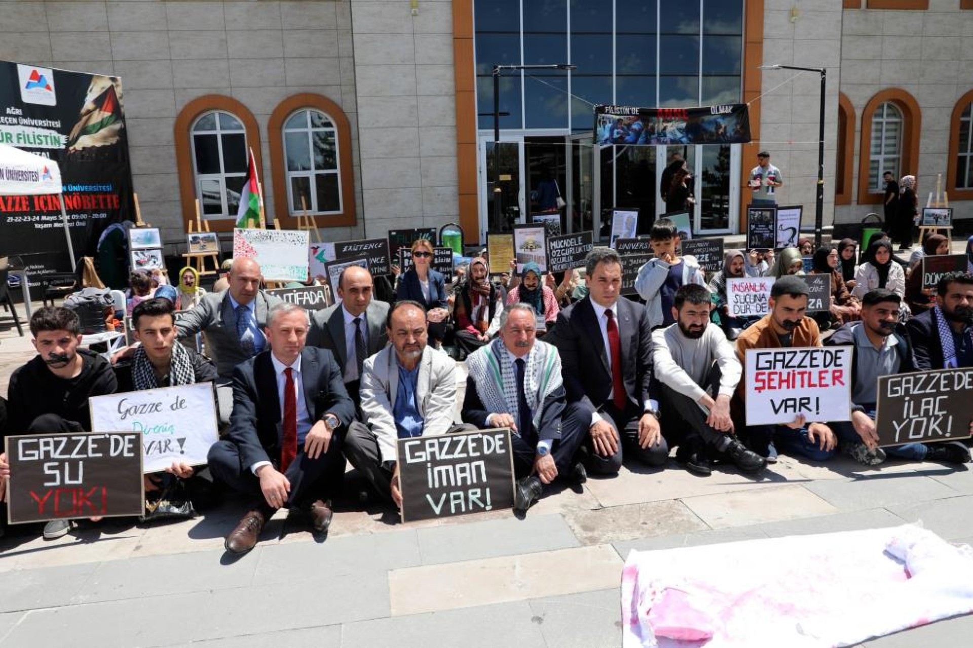 images/news/708/l/Ağrı'da_Gazze'ye_destek_oturma_eylemine_Milli_Eğitim_Müdürü_Kökrek_destek_verdi2.jpg