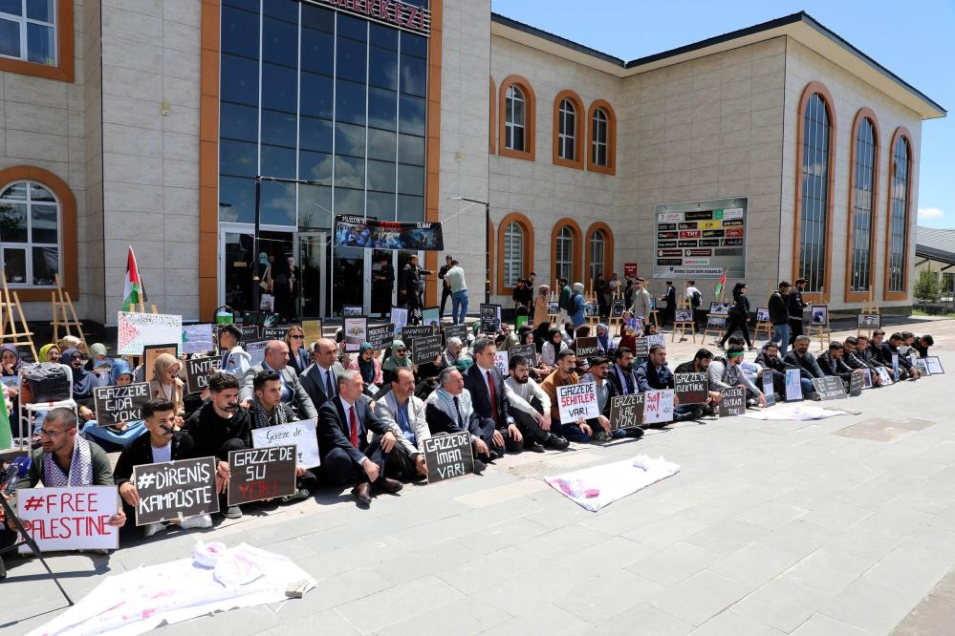 images/news/708/l/Ağrı'da_Gazze'ye_destek_oturma_eylemine_Milli_Eğitim_Müdürü_Kökrek_destek_verdi3.jpg