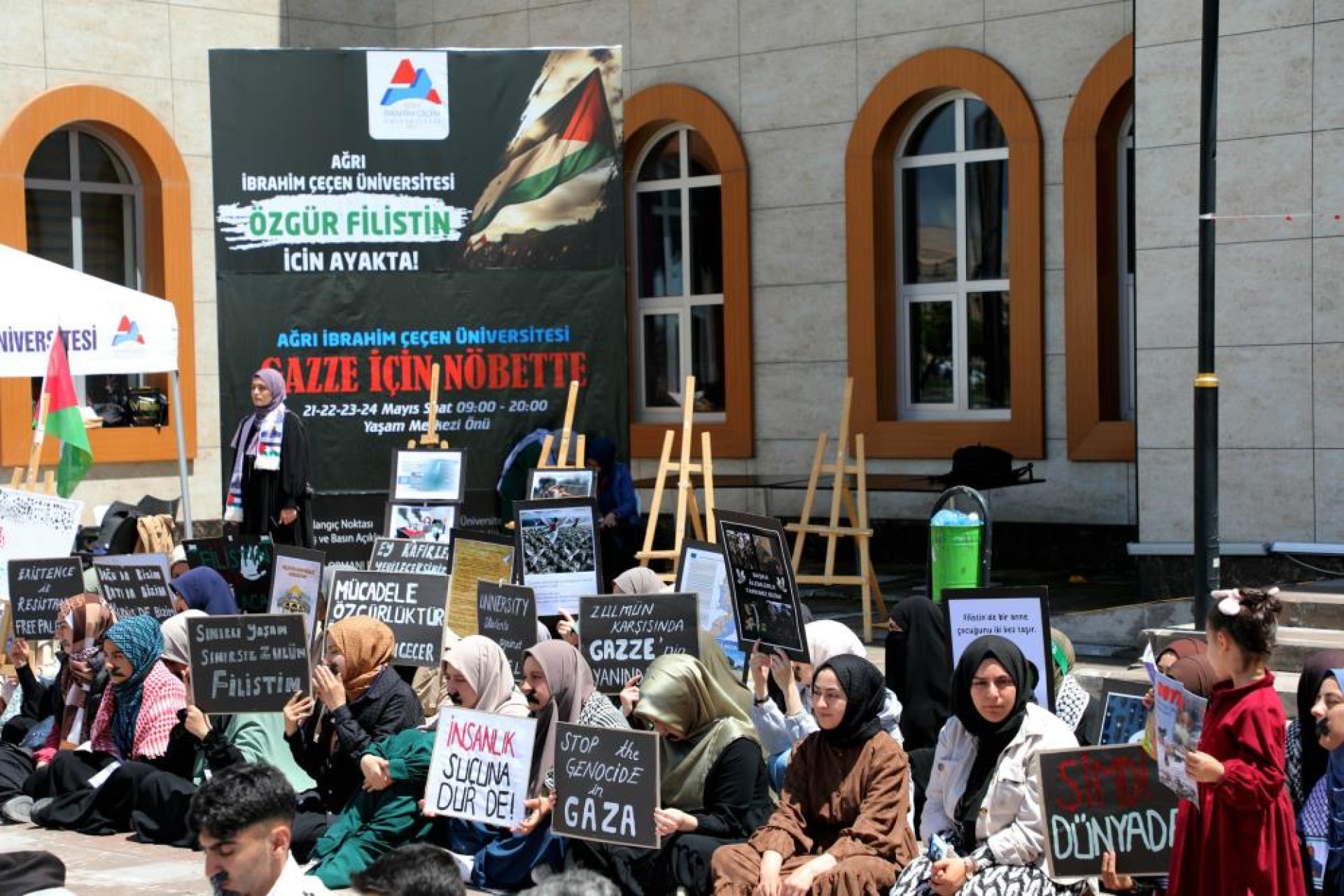 images/news/708/l/Ağrı'da_Gazze'ye_destek_oturma_eylemine_Milli_Eğitim_Müdürü_Kökrek_destek_verdi4.jpg