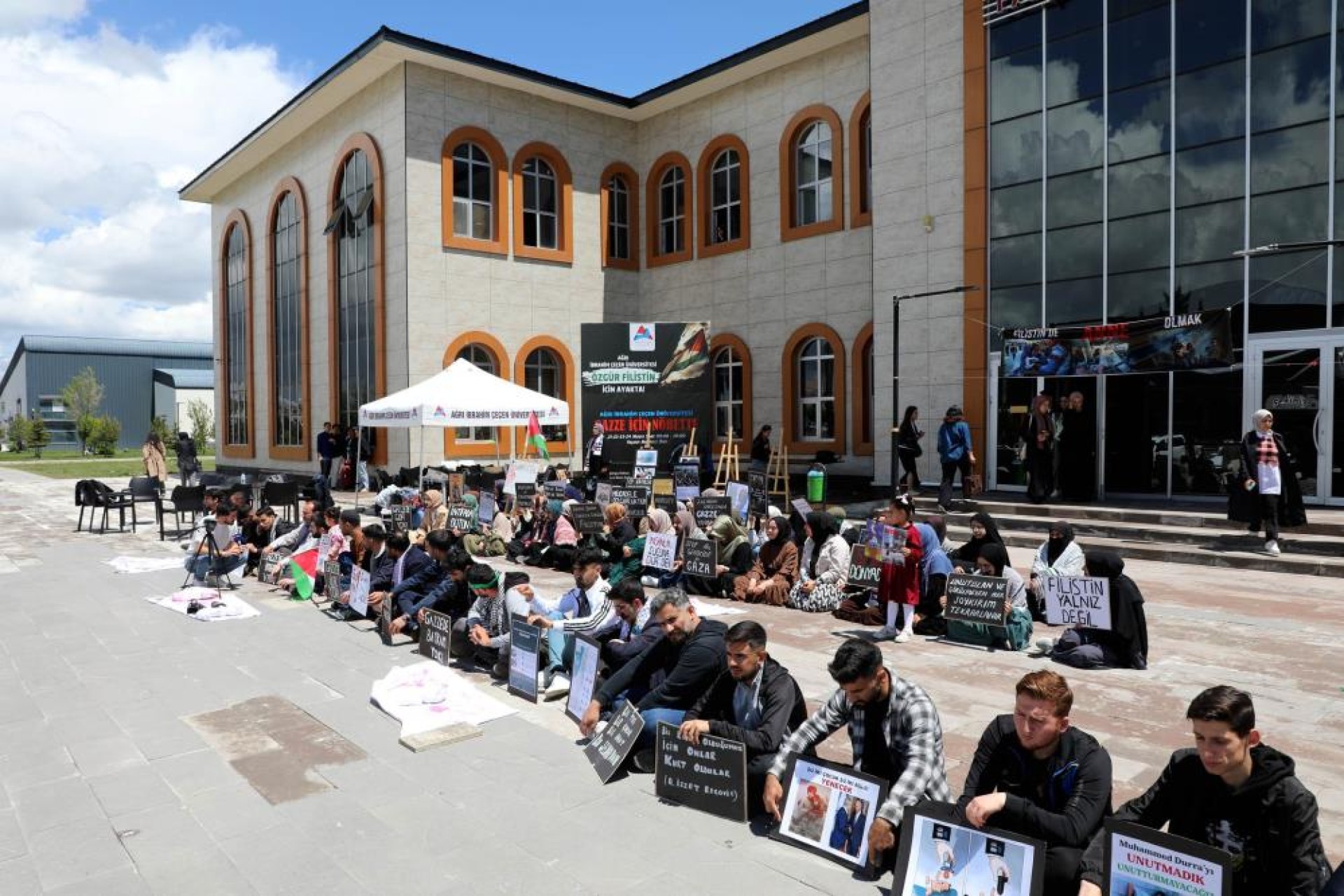 images/news/708/l/Ağrı'da_Gazze'ye_destek_oturma_eylemine_Milli_Eğitim_Müdürü_Kökrek_destek_verdi5.jpg