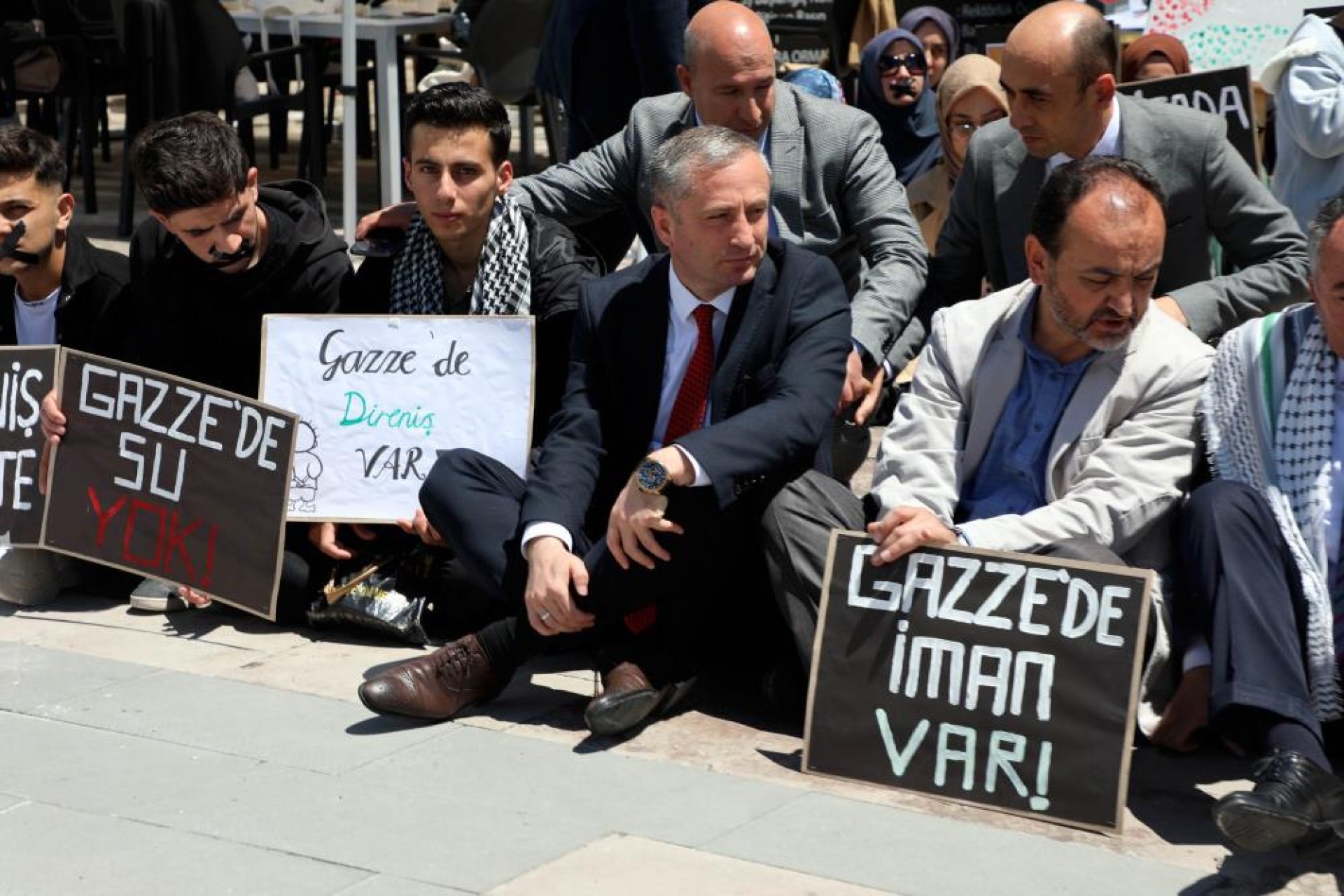 images/news/708/l/Ağrı'da_Gazze'ye_destek_oturma_eylemine_Milli_Eğitim_Müdürü_Kökrek_destek_verdi6.jpg