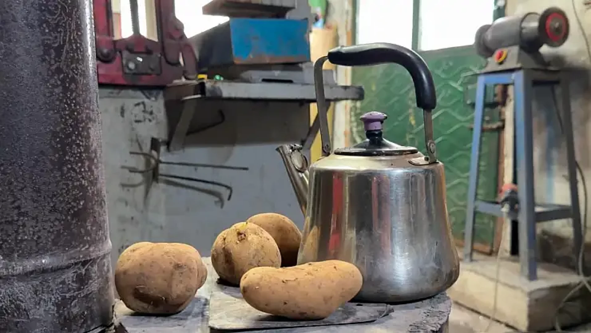 Ağrı Esnafından Sıcak Bir Gelenek: Sobada Patates Keyfi