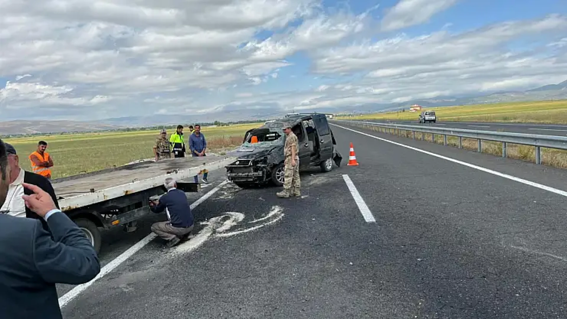 Eleşkirt Trafik Kazası: Araç Yoldan Çıktı, 2 Yaralı