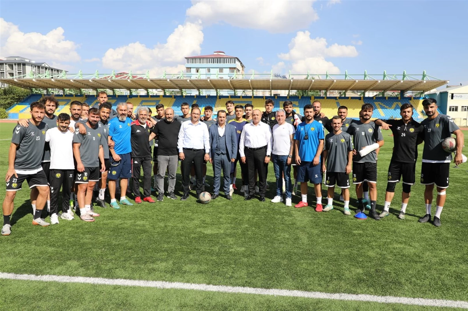 Gençlik ve Spor İl Müdürü Ahmet Çelebi'den Kolibri Ağrı 1970 Spor'a Destek Ziyareti